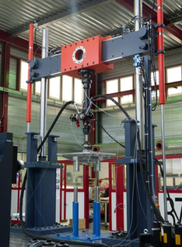 Large-scale load test bench designed to evaluate component performance and durability under real operating conditions, with load capacities up to 1,500 kN